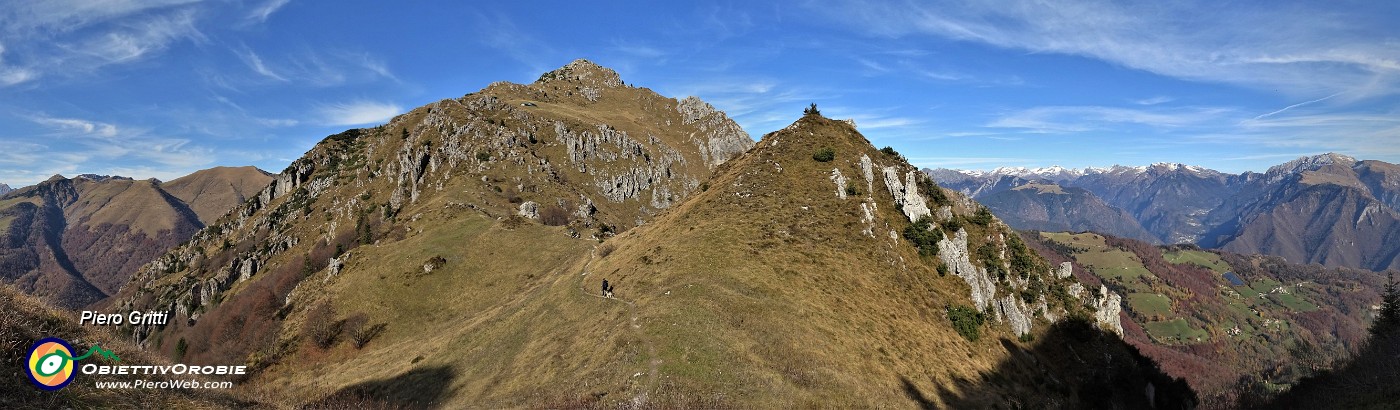 58 Vista panoramica sul Passo di Grialeggio (1690 m) con Venturosa ed oltre.jpg